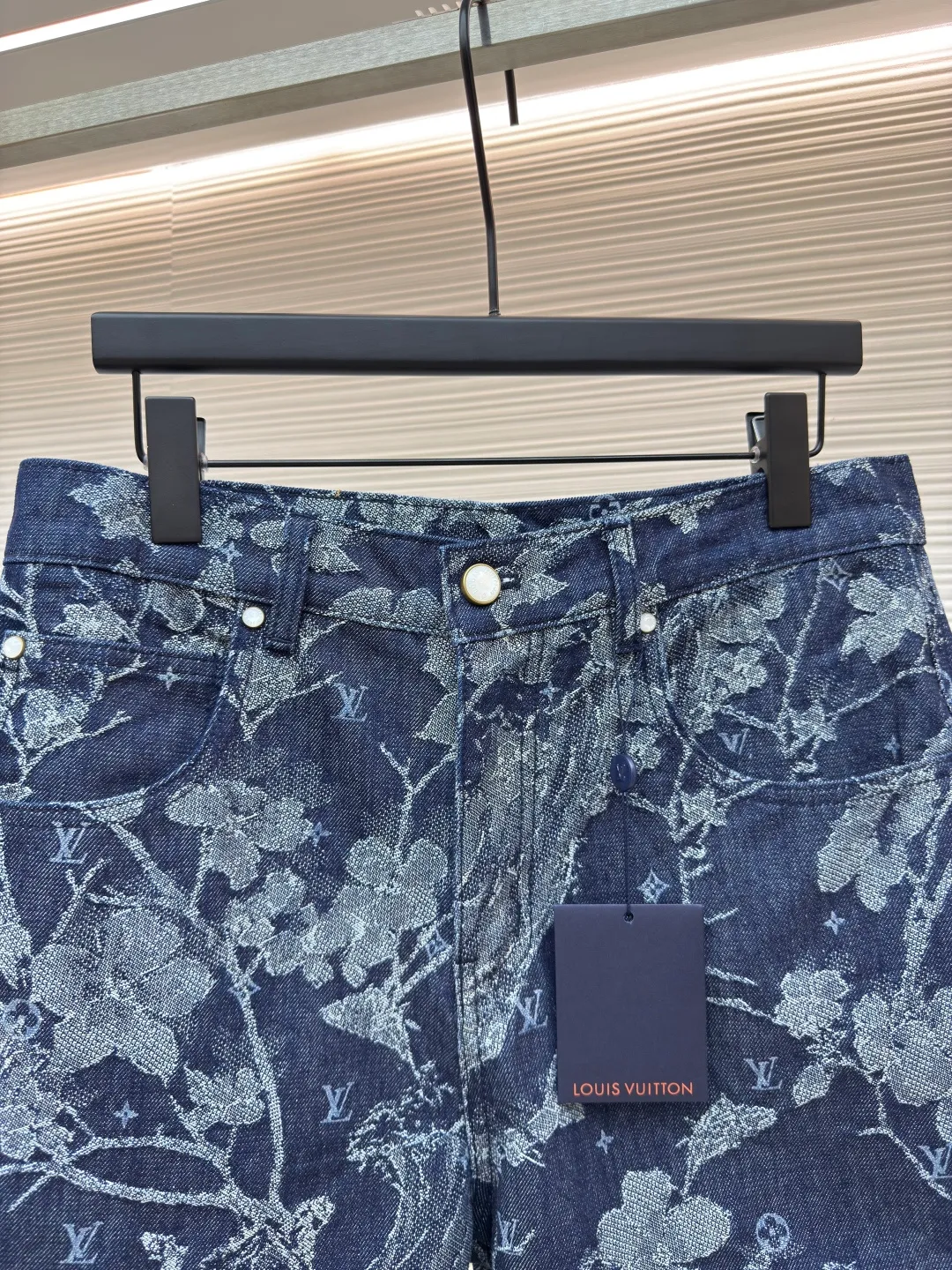LOUIS VUITTON floral embroidered letter shorts ●Authentic product: Purchased and developed by 14299 ●Item number: 1680179-B15 ●Fabric: denim fabric ●Technology: jacquard production ●Version: fitted version ●Weight: about 540 grams ●Size: 30-32-34-36 ●Description: Made of customized cotton jacquard denim fabric, 100% cotton imported yarn, decorated with floral and surf pattern designs throughout, Monogram pattern is depicted on it, the jacquard is integrated with the fabric, and the placket is molded with customized pearlescent buttons with LV letter logo, truly 1:1 copy. The overall wiring is straight and delicate, the fabric is comfortable and soft, and the color is consistent without color difference. It can be matched with the same style to create a fashionable look and control various occasions. Customized accessories, complete with three standards, same style for men and women!